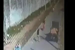 Atropelló a un ladrón que lo apuntó con un arma para robarle la moto