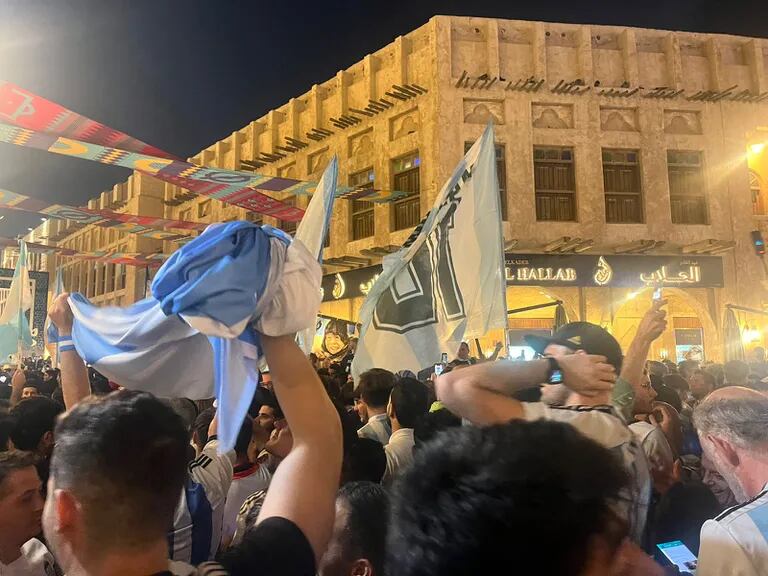 La loca bandera de la hinchada argentina en el centro de Doha