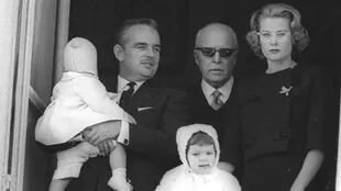 Una imagen familiar de 1959: Rainiero con el principe Alberto en sus brazos, su padre Pedro de Polignac, Grace Kelly y la princesa Carolina