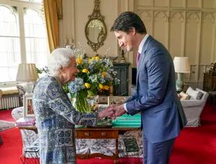 La reina Isabel II del Reino Unido recibió al primer ministro canadiense Justin Trudeau durante una audiencia en el Castillo de Windsor, Inglaterra, el lunes 7 de marzo de 2022. (Steve Parsons/Pool vía AP)