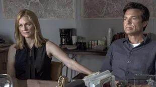 En la serie que Netflix estrena hoy, Linney y Jason Bateman son un matrimonio que escapa hacia la Norteamérica profunda