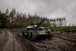 Un tanque ruso abandonado en Izium, en el este de Ucrania. (Nicole Tung/The New York Times)