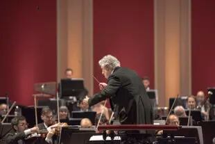 Plácido Domingo dirige a la orquesta del teatro con la batuta legada por Arturo Toscanini, en medio de una ovación