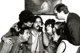 Betiana Blum, Luis Brandoni, Julio De Grazia, Andrea Tenuta, Juan Manuel Tenuta, Mónica Villa, y China Zorrilla en Esperando la carroza (1985)