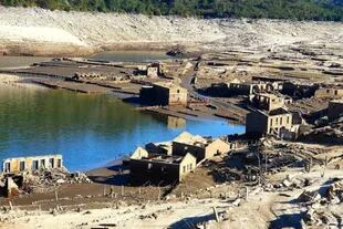 VIsta de las ruinas del pueblo de Aceredo, que desde 1992 yace bajo las aguas por la construcción de la represa de Alto Lindoso en Portugal