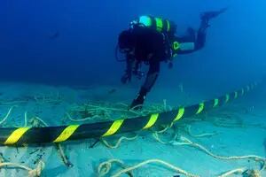 Cómo trabajan los ingenieros para reconectar el cable submarino de Internet tras la erupción en Tonga
