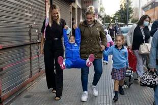 Pamela y Mariana llevan a sus hijas Eva y Juana al colegio que las recibió con amor y respeto desde el primer día