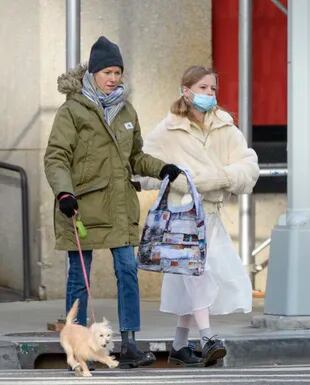Naomi Watts, también de paseo en Nueva York, con su hija y su perro