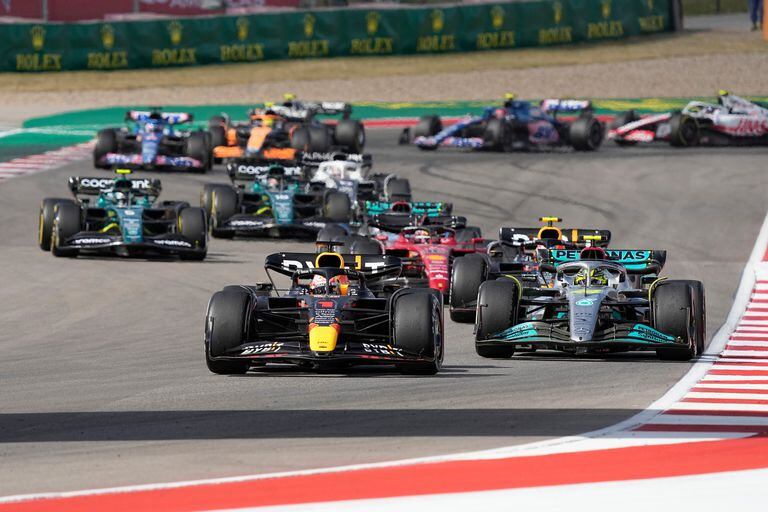 Max Verstappen seguido por Lewis Hamilton durante el Gran Premio de Estados Unidos