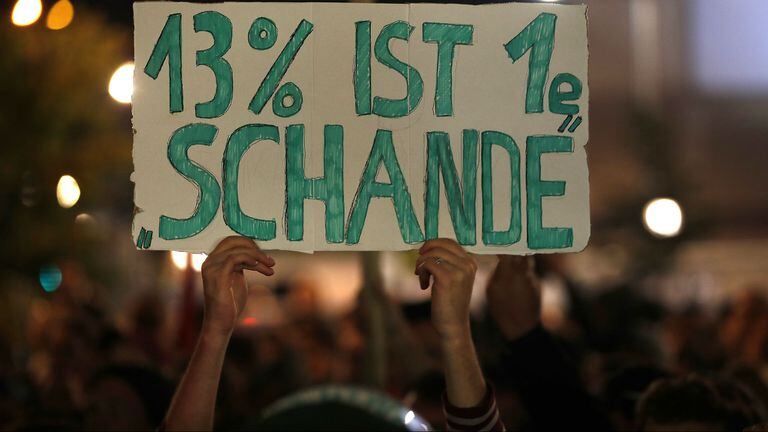 "El 13% es una verguenza", dice el cartel en una protesta en Berlín contra el avance de la ultraderecha
