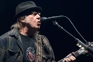 Los motivos por los que Neil Young y Joni Mitchell retiran su obra de la plataforma