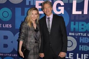 Michelle Pfeiffer junto a su marido y creador de la serie, David E. Kelley