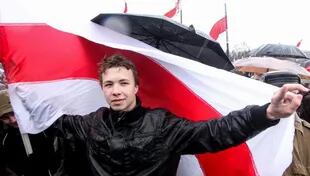 En esta foto tomada en Minsk el 25 de marzo de 2012 aparece el ex editor del canal de Telegram de la oposición bielorrusa '@nexta_tv' Roman Protasevich durante la manifestación