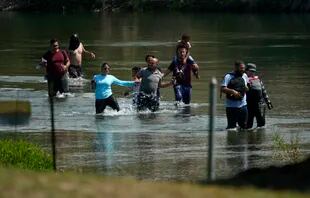 Un grupo de migrantes cruza el Río Bravo cerca de Del Río, Texas (Foto AP/Eric Gay)