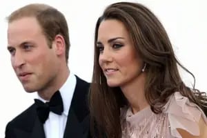 El príncipe Guillermo, el vestido de Kate Middleton y un llamativo regalo a su ¿amante?