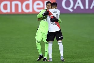 Enzo Pérez y Tomás Lecanda, en el festejo del segundo gol de River ante Independiente Santa Fe, por la Copa Libertadores.