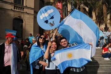 Banderas y carteles a favor de la reelección de Mauricio Macri