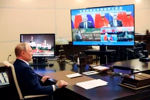 El presidente ruso Vladimir Putin participa en una ceremonia virtual para desarrollar una planta nuclear en China junto con el presidente chino Xi Jinping vía videoconferencia en la residencia de Novo-Ogaryovo, en las afueras de Moscú, el miércoles 19 de mayo de 2021. ( ( Serguei Ilyin, Sputnik, foto de la piscina del Kremlin vía AP)