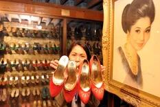 Los zapatos que asombraron al mundo y la ambiciosa mujer que los compró y huyó a Hawaii: “Yo nací ostentosa”