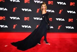 La cantautora inglesa Rita Ora eligió un modelo de Vera Wang: un crop top estilo capa, con guantes, short y botas, todo en negro