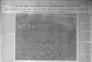 La portada de LA NACIÓN del 17 de junio de 1916, donde queda en evidencia la invasión del público en GEBA