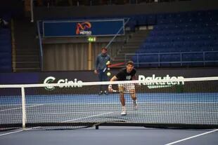 El cordobés Pedro Cachin, del equipo argentino de Copa Davis, entrenándose en el Espoo Metro Arena de Finlandia