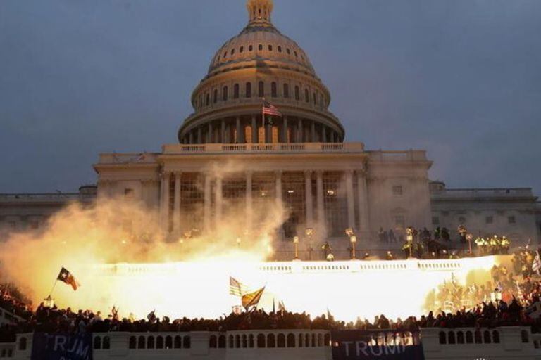 Tensión en Washington: partidarios de Trump asedian el Congreso y suspenden la sesión