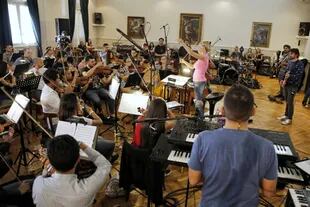 Ensayo de Juanes en el Centro Vasco, con la orquesta que lo acompañará en su show de esta noche