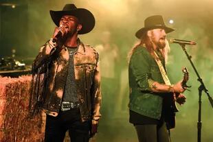 Nas y Billy Ray Cyrus en Stagecoach en California; aparecieron sin previo aviso en un set de Diplo
