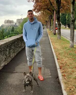 Musso, Tomy y las caminatas por Bérgamo; el perro lo acompaña desde la etapa en Udinese y se lo trajo desde el Friuli italiano 
