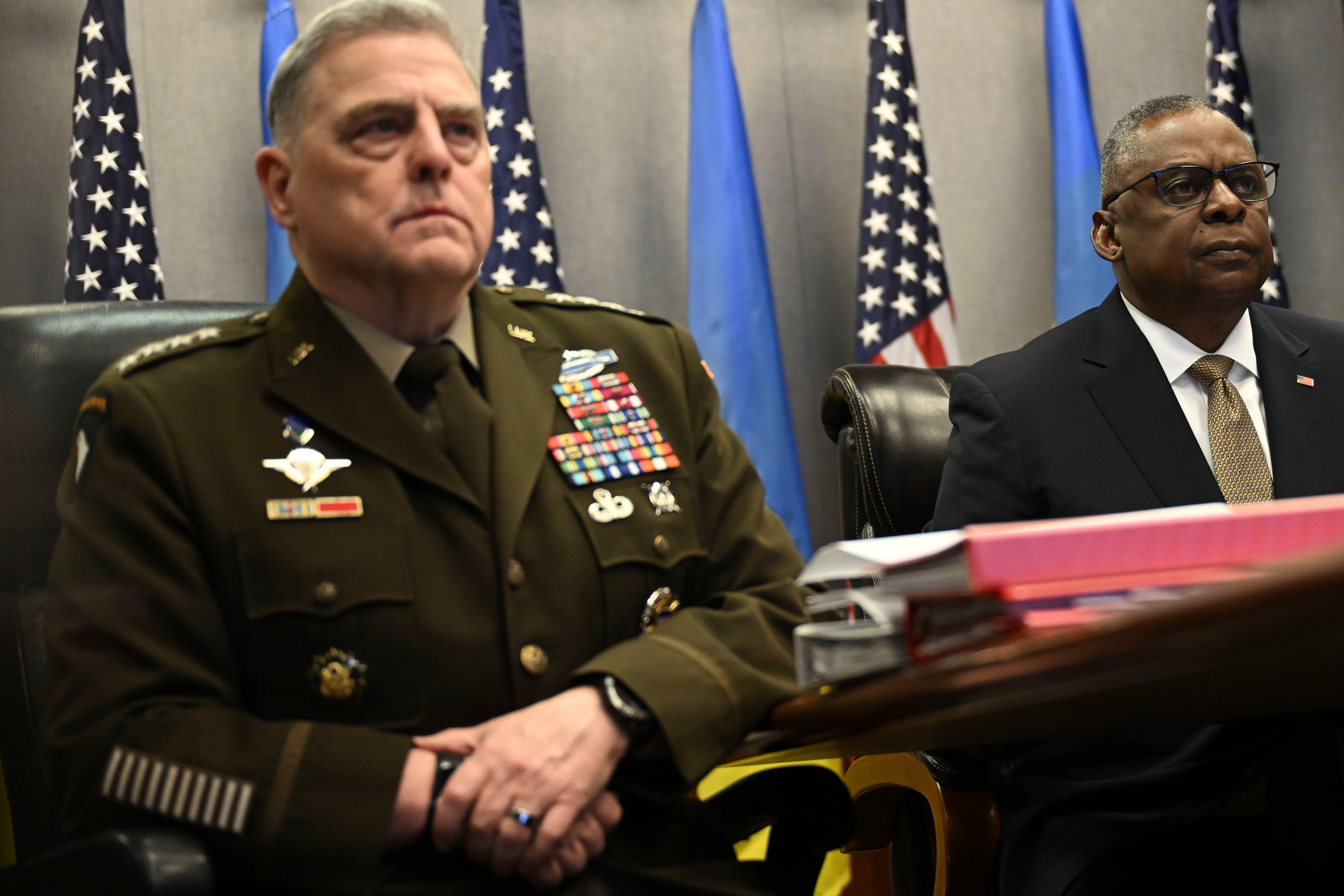 El secretario de Defensa de EEUU Lloyd Austin (d) con el jefe del Estado Mayor general Mark Milley en el Pentágono en Washington el 15 de marzo de 2023. (Andrew Caballero-Reynolds/Pool via AP)