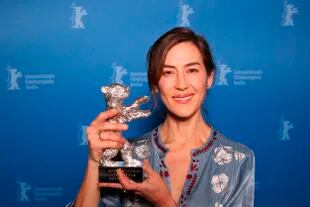 La directora mexicana Natalia López Gallardo posa con el Premio del Jurado, el Oso de Plata por su película Manto de gemas, en el 72º Festival de Cine de Berlín