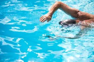 Nadar es uno de los mejores ejercicios para la salud porque entrena todo el cuerpo: trabaja brazos, piernas, el sistema cardiovascular y ejerce menos presión sobre las articulaciones