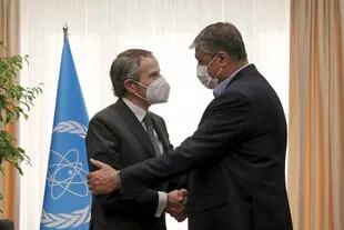 El director de la Organización de la Energía Atómica de Irán, Mohammad Eslami (derecha), saluda al director general del Organismo Internacional de la Energía Atómica, Rafael Mariano Grossi, al inicio de su reunión en Teherán, Irán, el 5 de marzo de 2022. (AP Foto/Vahid Salemi)