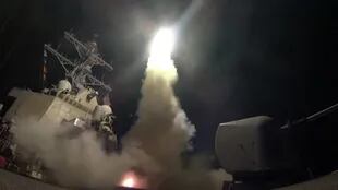 Estados Unidos lanzó más de 50 misiles desde buques de guerra en el Mediterráneo a una base aérea del gobierno sirio