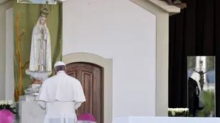 El papa Francisco rezó ante la estatua de la Virgen de Fátima