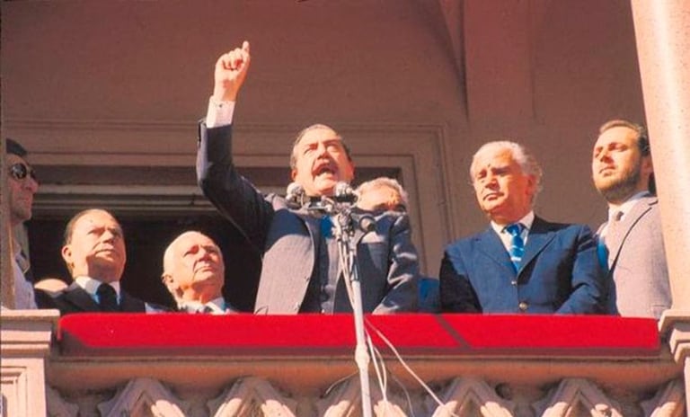 Raúl Alfonsín, en el balcón de la Casa Rosada durante la Semana Santa de 1987; a su izquierda, Antonio Cafiero y José Luis Manzano
