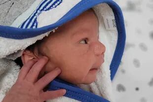 Milan y sus padres se quedarán en Rumania hasta que el bebé alcance el peso para poder viajar 
