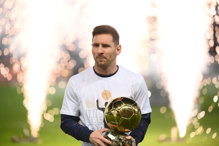 Lionel Messi, por séptima vez con el Balón de Oro pero por primera como futbolista de Paris Saint-Germain, que lo reconoció en el Parque de los Príncipes.