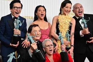 El elenco de Todo en todas partes al mismo tiempo agradeciendo el premio SAG: es la favorita al Oscar