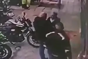 El brutal ataque de un motoquero a una mujer que lo increpó porque no dejaba paso en la vereda