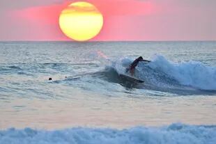 Surfear al amanecer