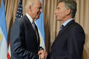 Joe Biden y Mauricio Macri, durante un período de reacercamiento en la relación entre ambos países