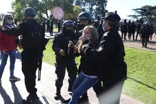 Detienen a manifestantes en el Monumento a la Bandera en Rosario