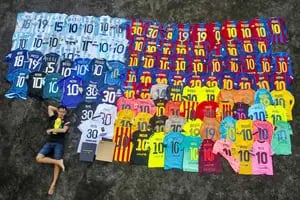El coleccionista de camisetas de Messi en Indonesia, botes pesqueros arracimados en Pakistán, tortugas marinas en Israel, y otras fotos curiosas