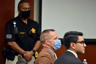 Brett Hankison, expolicía de Louisville, al centro, espera el veredicto en su juicio por el caso de la muerte de Breonna Taylor, el jueves 3 de marzo de 2022, en Louisville, Kentucky. (AP Foto/Timothy D. Easley, Pool)