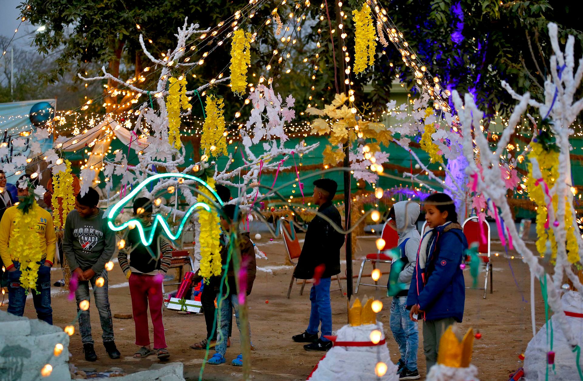 Un grupo de niños celebra la Navidad en Islamabad, Paquistán