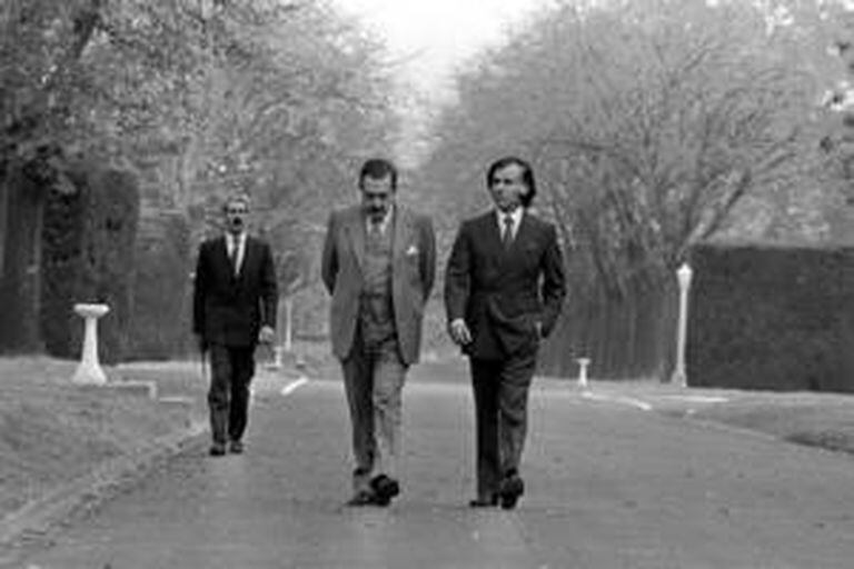 Raúl Alfonsín y Carlos Menem caminan por los jardines de Olivos el 31 de mayo de 1989, el día en que se decidió el adelanto del traspaso presidencial