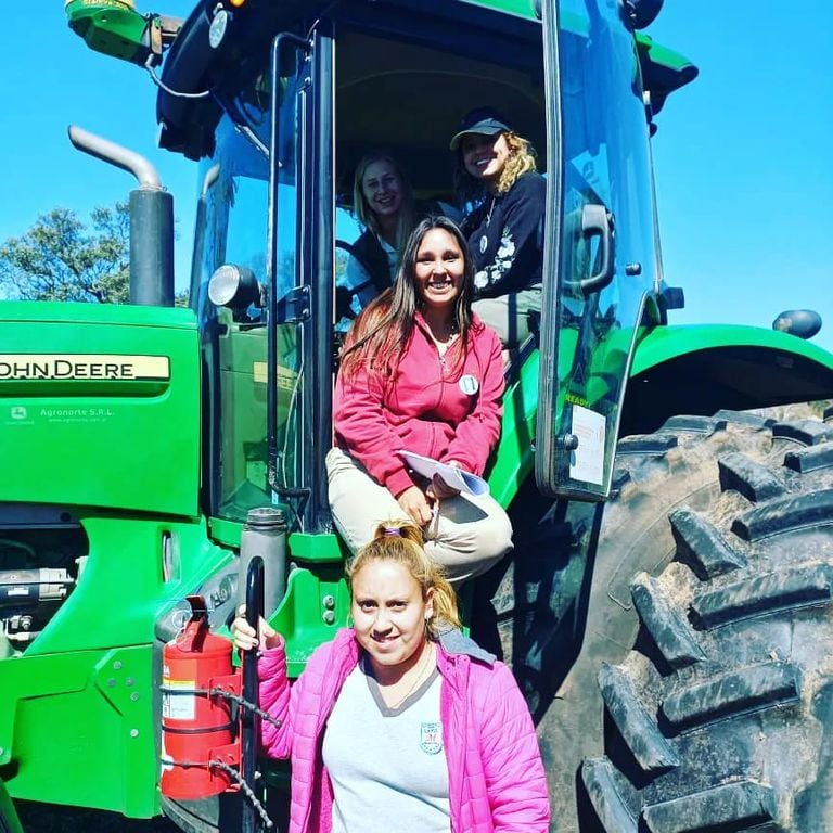 Micaela Guzowski en la capacitación a mujeres para el rubro de tractorista en el marco del programa "Mujeres en la Agroindustria", una iniciativa de Adecoagro que busca potenciar la participación de las mujeres