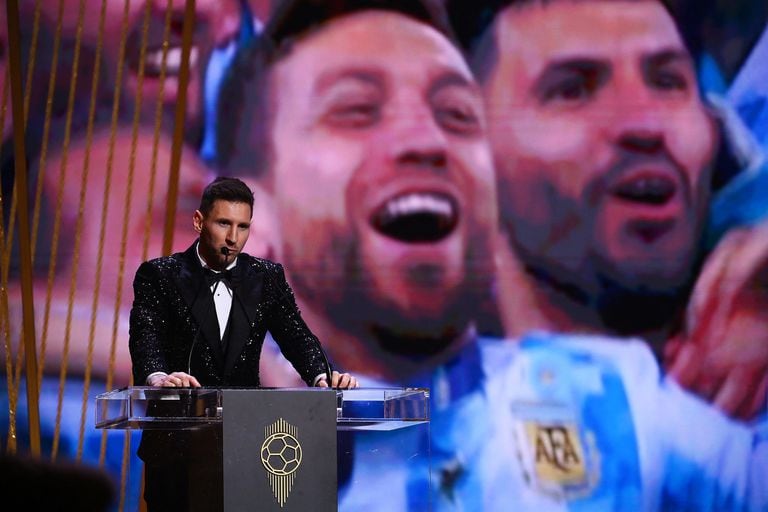Lionel Messi pronuncia un discurso después de ser galardonado con el Balón de Oro durante la ceremonia de entrega del Balón de Oro de Francia 2021 en el Teatro du Chatelet de París el 29 de noviembre de 2021; de fondo, la selección